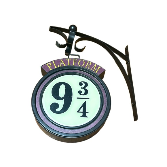 Harry Potter Platform 9 3/4 Night Lamp - Illuminate Your Wizarding World - Picture 3 of 5